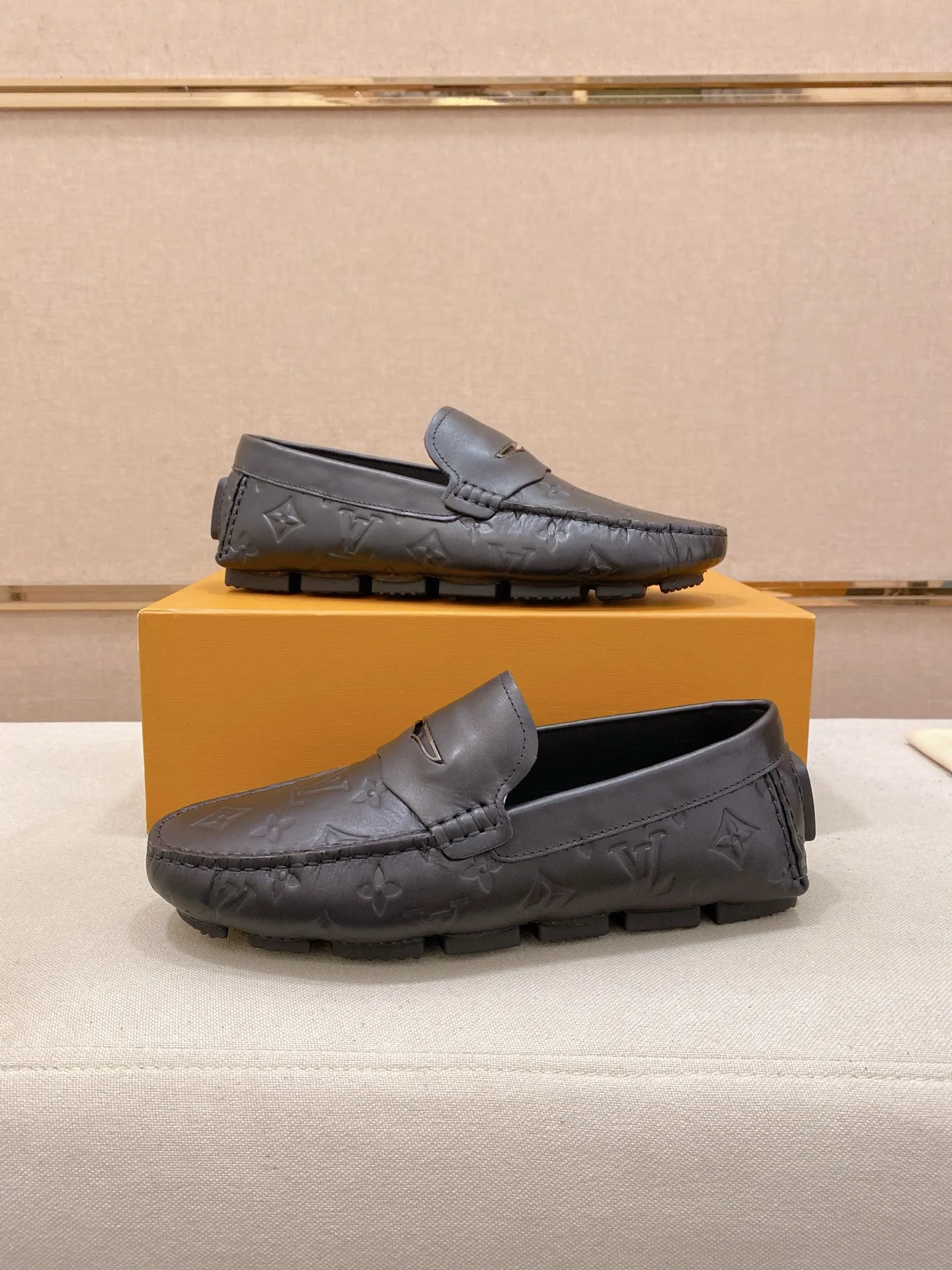 Factory price: 500💰High-end quality! LV 🆕🆕Exclusive hot-selling products in stock🔥🔥New products on the shelves, high-quality Ferragamo men's pea shoes, high-end casual driving shoes, with complete packaging! 💪 💪 Material: imported first-layer cowhide 🐂 + imported high-quality buffalo leather lining + wear-resistant outsole 👍🏻👍🏻 Features: high-end and comfortable, purely handmade 🚀 🚀 Create the perfect shoes that suit you best 🔥 🔥 Size: (38-44) 45 standard size can be customized!
